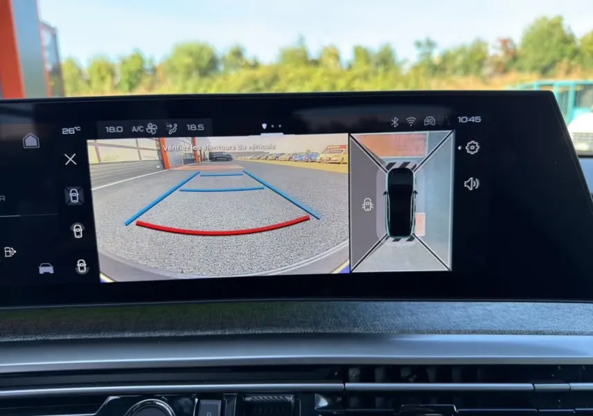 Écran tactile intérieur du Peugeot 3008 gris clair montrant la caméra de recul et la vue 360° en stationnement.