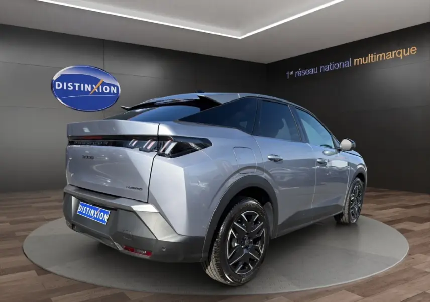 Vue 3/4 arrière droite du Peugeot 3008 hybride gris clair avec jantes noires et feux arrière LED distinctifs.