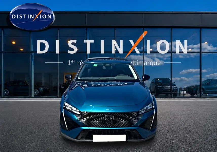 Vue frontale d'une Peugeot 408 Hybrid 145 allure e-dcs6 bleu, avec calandre distinctive et phares LED allumés.