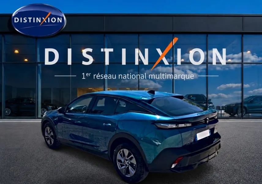 Peugeot 408 Hybrid 145 allure e-dcs6 bleu, vue 3/4 arrière droit, avec feux arrière LED et jantes alu.