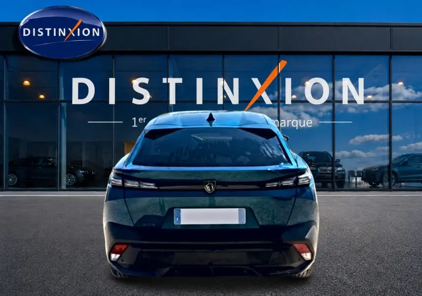 Vue arrière d'une Peugeot 408 Hybrid 145 allure bleu, avec feux arrière LED et lunette arrière surteintée.