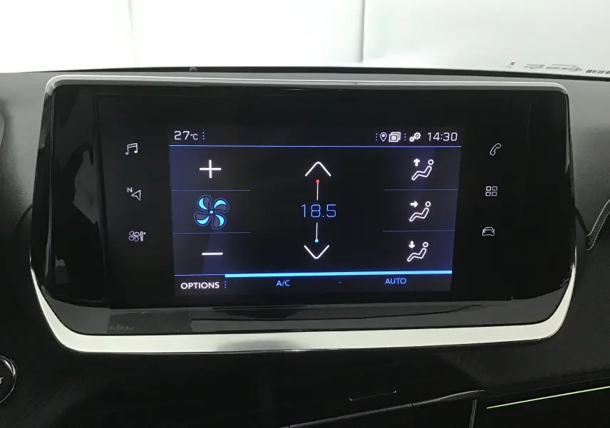 Écran tactile central de la Peugeot 208 2023, affichant la climatisation réglée à 18,5°C dans un intérieur noir.