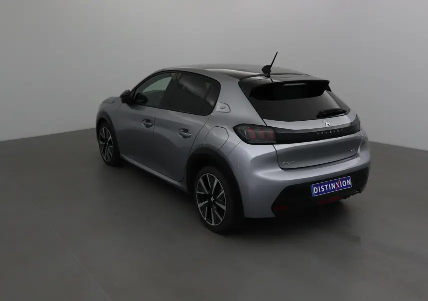 Peugeot 208 1.2 PureTech GT gris Artense vue 3/4 arrière droit avec toit noir et jantes alliage.
