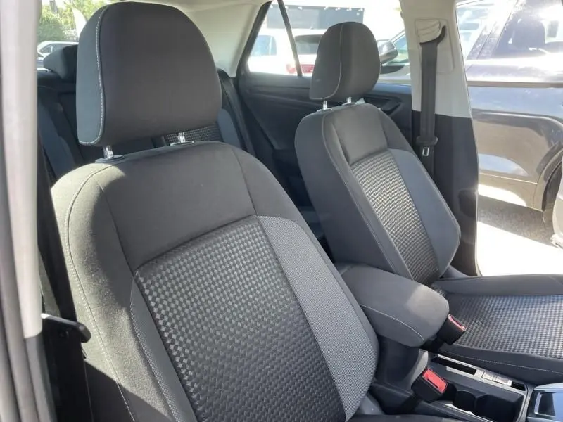 Intérieur du Volkswagen T-Roc 1.5 TSI 150 gris foncé, vue rapprochée des sièges avant en tissu bicolore.