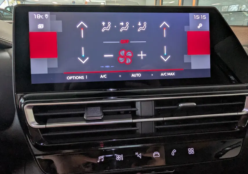 Écran tactile de la climatisation bizone du Citroën C5 Aircross hybride 2024, vue frontale intérieure.