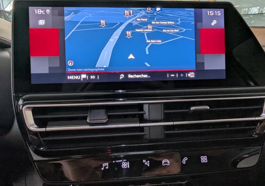 Écran tactile central du Citroën C5 Aircross hybride 2024 affichant la navigation, avec commandes climatisation et multimédia en dessous.