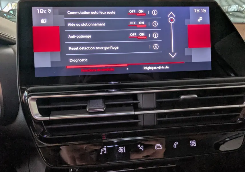Écran tactile central du tableau de bord du Citroën C5 Aircross hybride 2024 affichant les réglages d'aide à la conduite.