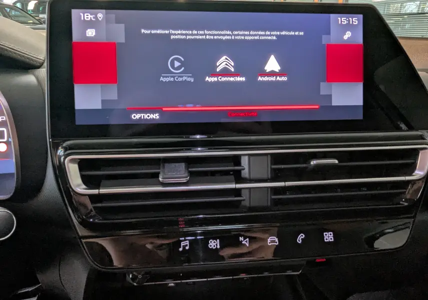 Écran tactile central du tableau de bord du Citroën C5 Aircross hybride 2024 avec options Apple CarPlay et Android Auto.