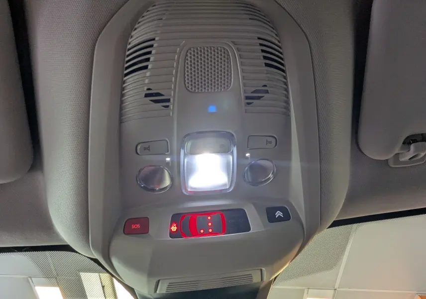 Plafonnier intérieur avec éclairage et commandes SOS du Citroën C5 Aircross hybride gris platinium 2024.