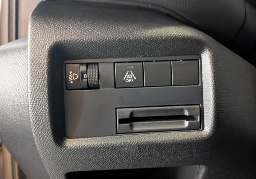 Panneau de commandes intérieures noires avec réglage des phares et activation de l'alerte de franchissement de ligne sur Citroën C5 Aircross.
