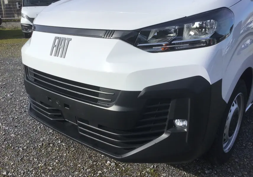 Vue 3/4 avant droit du FIAT Scudo Fourgon blanc 2024 avec pare-chocs noir et optique moderne.