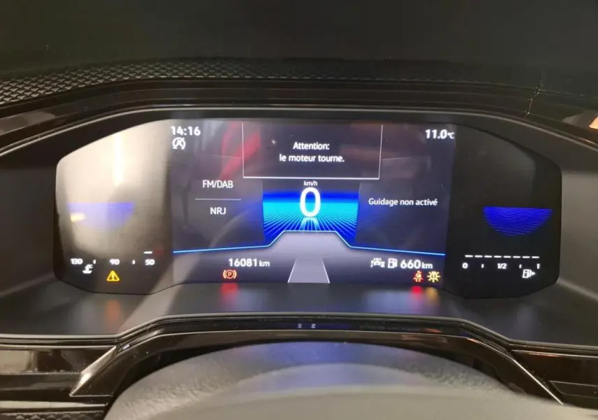 Tableau de bord numérique de Volkswagen Polo gris clair, affichant vitesse, température et alertes moteur à 14h16.