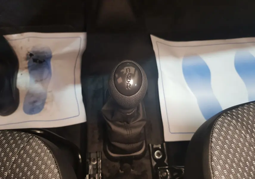 Gros plan sur le levier de vitesses automatique D-N-R de l'AIXAM AMBITION 0.5 CITY PACK 2026, intérieur noir.