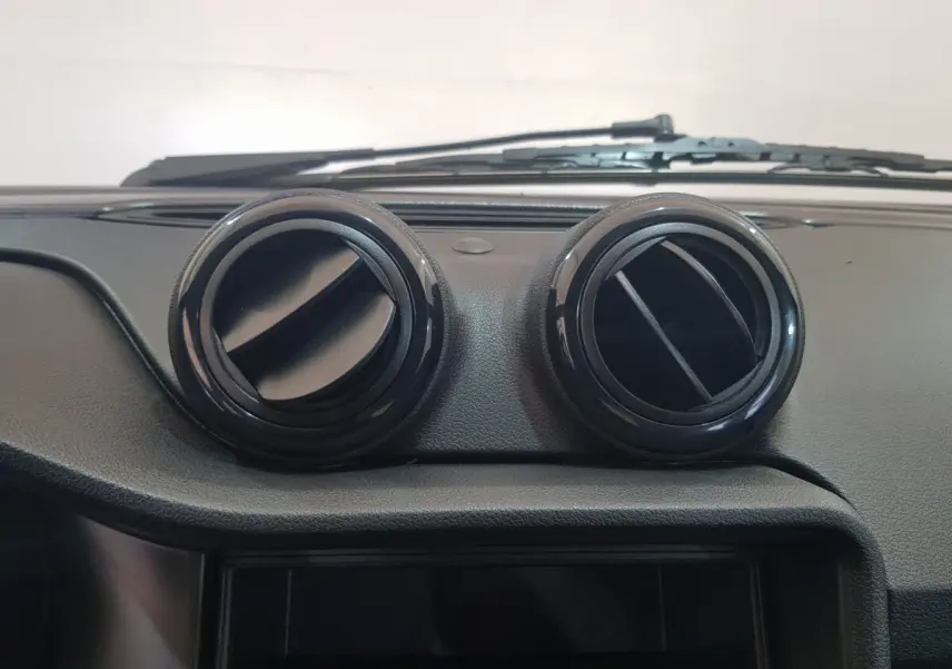 Gros plan sur les deux aérateurs ronds du tableau de bord noir de l'AIXAM AMBITION 0.5 CITY PACK 2026.