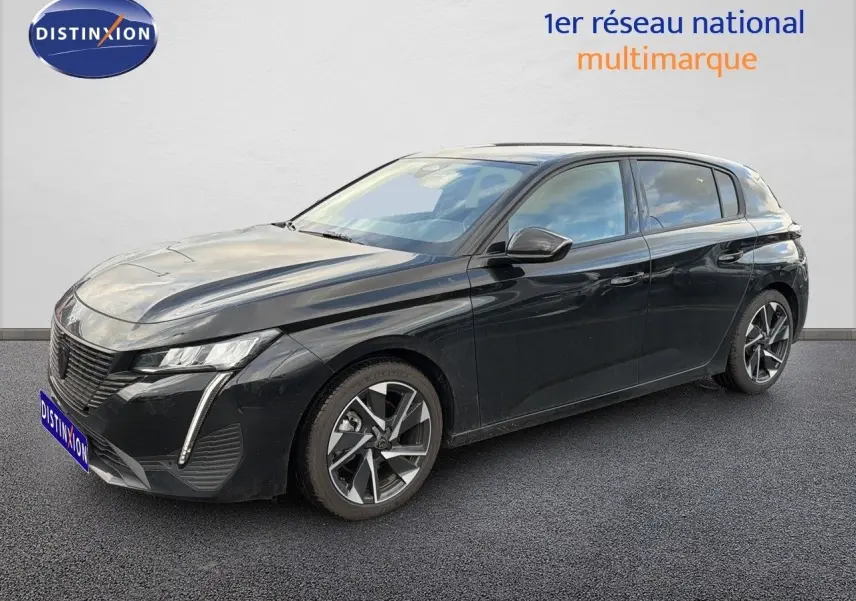 Peugeot 308 1.2 Hybrid 145ch noir métal vue 3/4 avant côté gauche sur fond neutre.