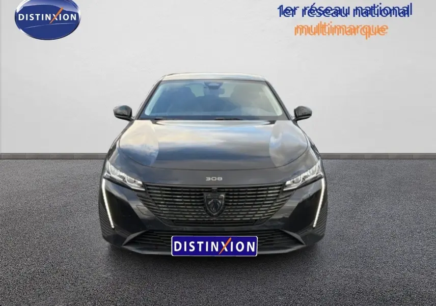 Vue frontale d'une Peugeot 308 1.2 Hybrid 145ch Allure noire métal avec calandre distinctive et feux LED verticaux.