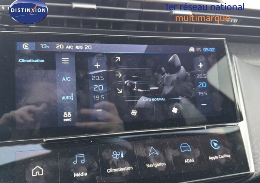 Écran tactile central de la Peugeot 308 noir métal 2025 montrant les réglages de climatisation et multimédia.