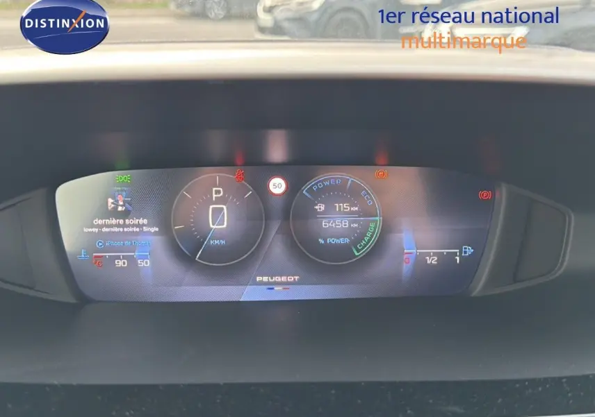 Tableau de bord numérique de Peugeot 308 hybride noir, affichant vitesse, autonomie et informations multimédia.