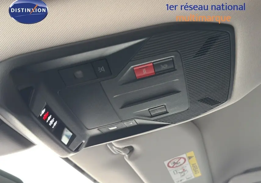 Vue intérieure en gros plan du plafonnier avec commandes et alerte SOS de la Peugeot 308 hybride 2025.
