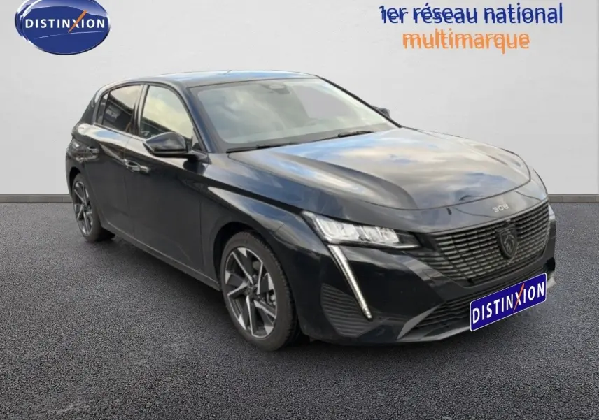 Peugeot 308 noir métal vue 3/4 avant droit, mettant en valeur la calandre moderne et les phares LED distinctifs.