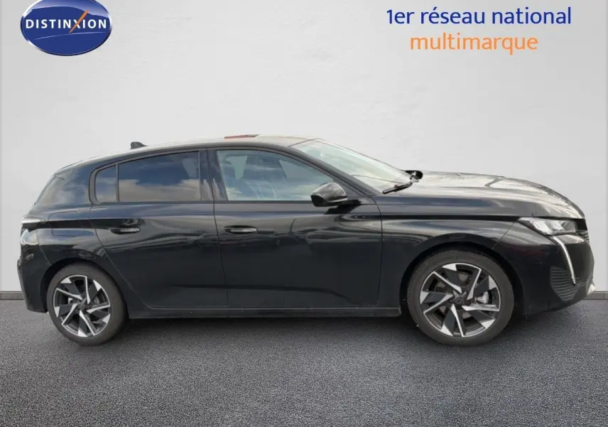 Vue de profil côté gauche d'une Peugeot 308 noire métal 2025 avec jantes alliage et lignes modernes.