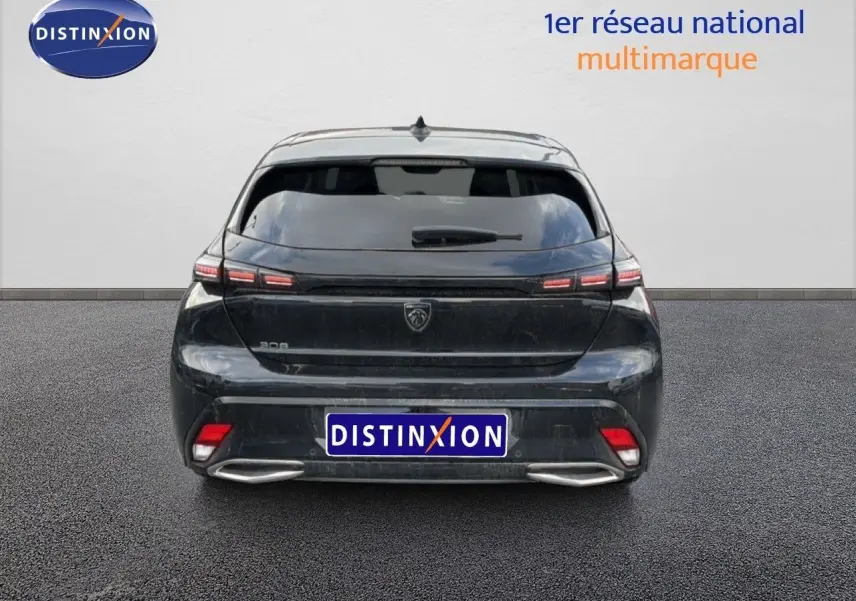 Vue arrière d'une Peugeot 308 noire métal 2025 avec feux LED et double sortie d'échappement intégrée.