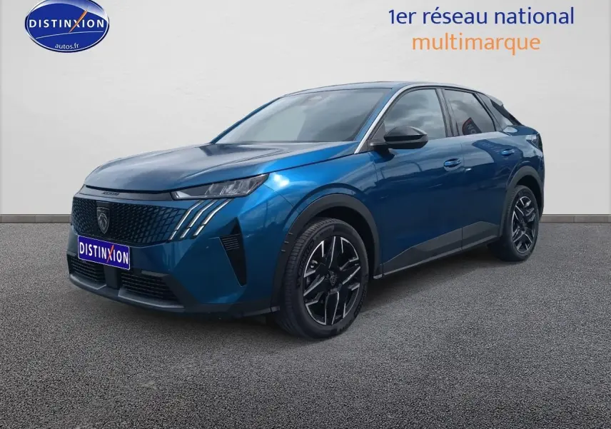 Peugeot 3008 bleu en 3/4 avant droit, avec calandre noire et jantes alliage noires distinctives.