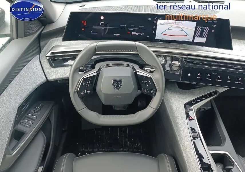 Vue intérieure frontale du tableau de bord et volant cuir noir du Peugeot 3008 1.2 hybrid 2025 avec écran digital panoramique.