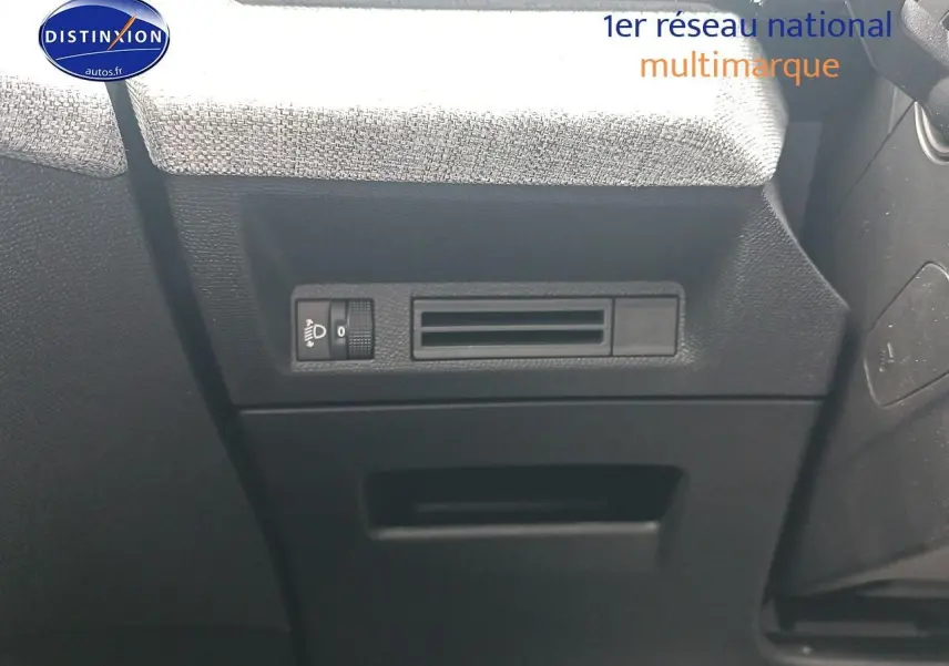 Détail intérieur côté conducteur du Peugeot 3008 bleu 2025, montrant les commandes de réglage des phares et l'aération.