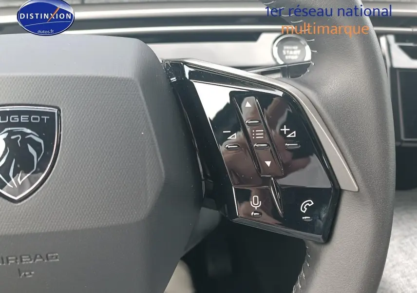 Gros plan sur le volant cuir multifonction côté droit avec commandes audio et téléphone du Peugeot 3008 bleu 2025.