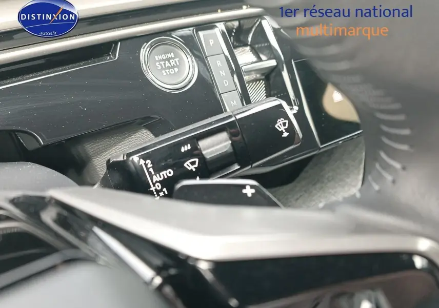 Gros plan intérieur sur la commande de démarrage et le levier de vitesses du Peugeot 3008 bleu 2025.