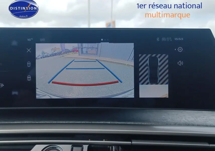 Écran tactile intérieur montrant la caméra de recul du Peugeot 3008 bleu, vue de face sur le tableau de bord.