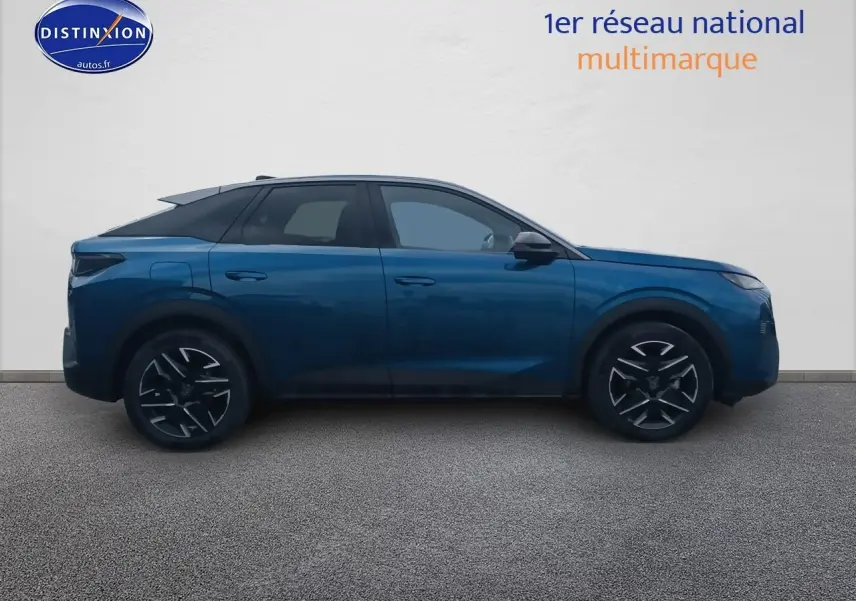 Profil côté gauche du Peugeot 3008 hybride 2025 bleu avec jantes alliage noires et toit noir contrasté.