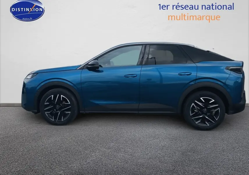 Peugeot 3008 bleu en profil côté gauche, avec jantes alliage noires et toit noir contrasté.