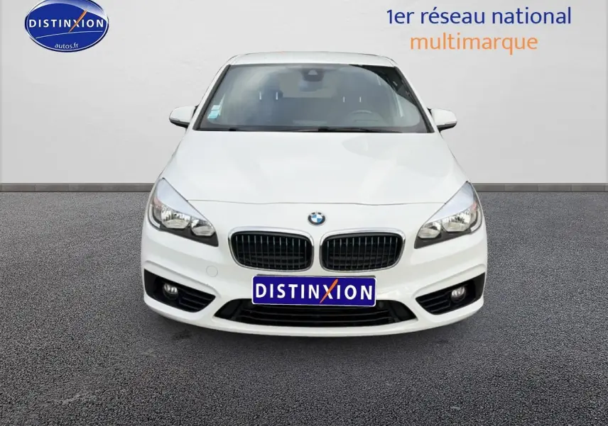 Vue avant d'une BMW Série 2 Active Tourer gris argent avec calandre double haricot et phares allumés.