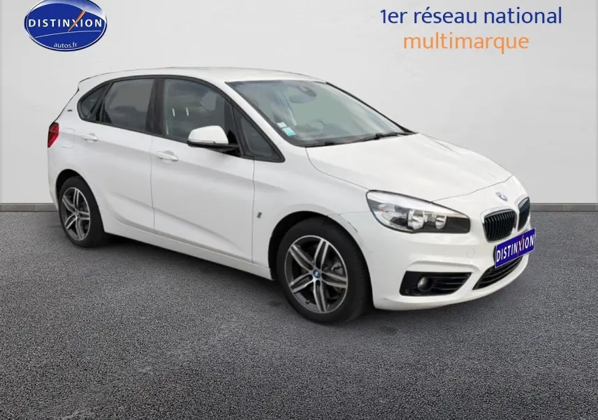BMW Série 2 Active Tourer gris argent en 3/4 avant droit, avec jantes alliage et calandre caractéristique BMW.