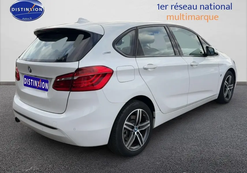Vue 3/4 arrière droite d'une BMW Série 2 Active Tourer gris argent avec jantes alliage et feux arrière LED.