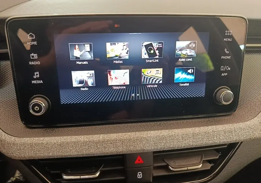 Écran tactile central du tableau de bord d’une Skoda Scala 2024, affichant le menu multimédia et connectivité.