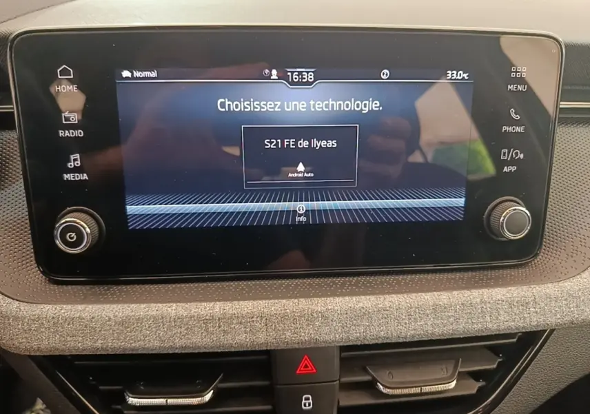 Écran tactile central du tableau de bord de la Skoda Scala 2024, affichant le menu de sélection Android Auto.