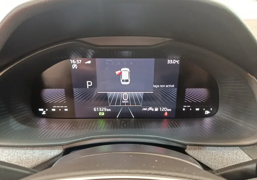 Tableau de bord numérique de Skoda Scala 2024, affichage central avec vitesse, température et alertes visibles.