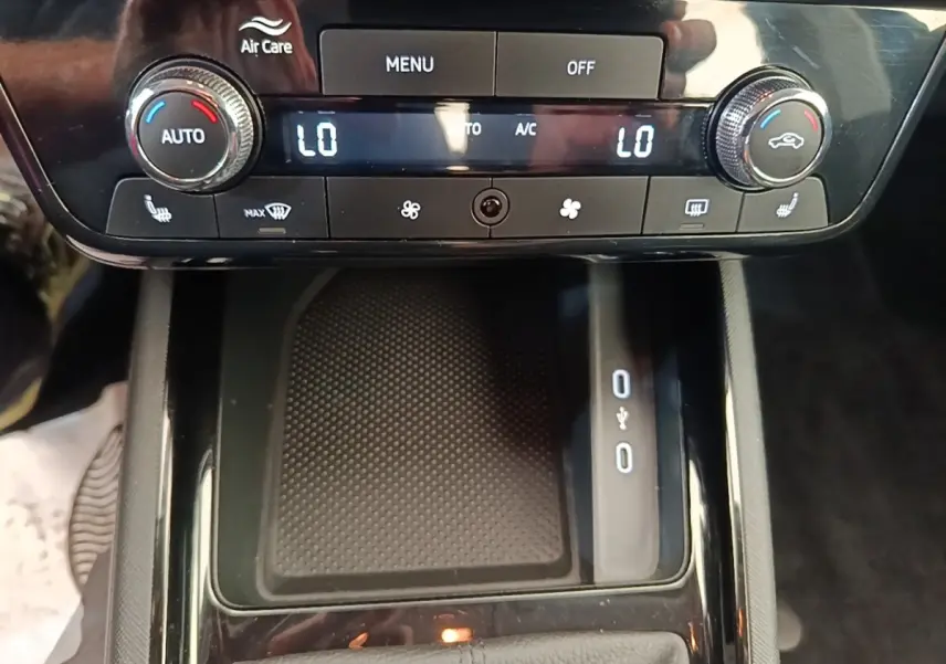 Vue rapprochée de la console centrale de la Skoda Scala 2024, avec commandes climatisation et ports USB visibles.