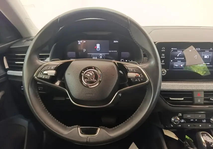 Vue intérieure centrée sur le volant cuir et alu multifonctions d'une Skoda Scala 2024 avec tableau de bord digital.