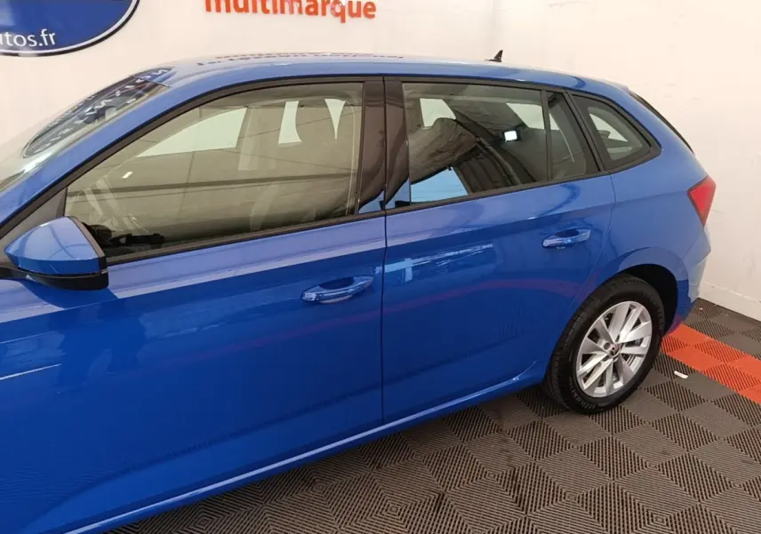 Vue de profil côté gauche d’une Skoda Scala 2024 bleu, avec jantes alliage et rétroviseurs assortis.