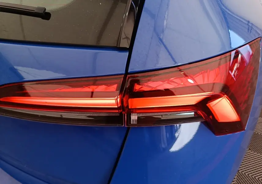 Gros plan sur le feu arrière droit rouge d'une Skoda Scala 2024 bleu, soulignant les lignes nettes de la carrosserie.