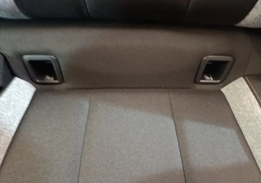 Détail de la banquette arrière grise avec fixation Isofix visible sur un Skoda Scala 2024 bleu.