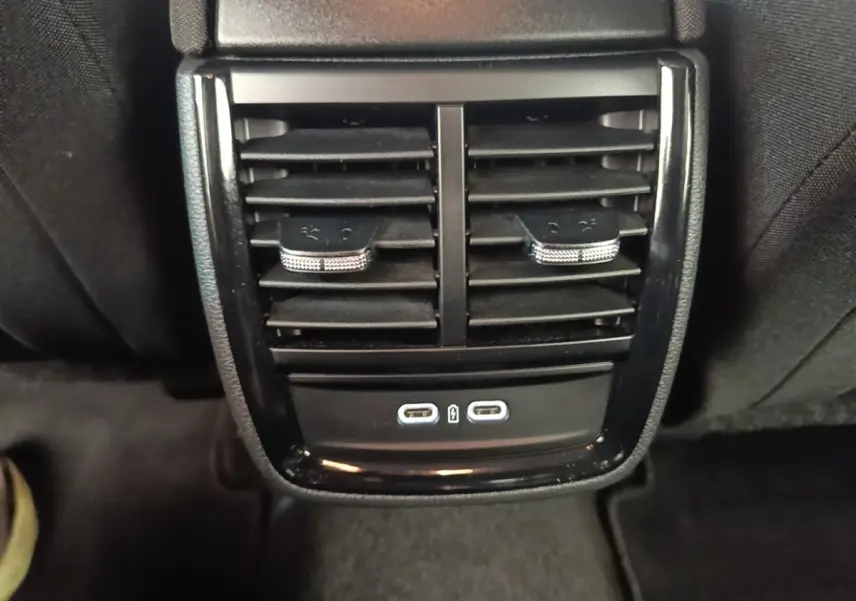 Détail des aérateurs arrière noirs avec commandes et deux ports USB-C dans une Skoda Scala 2024.