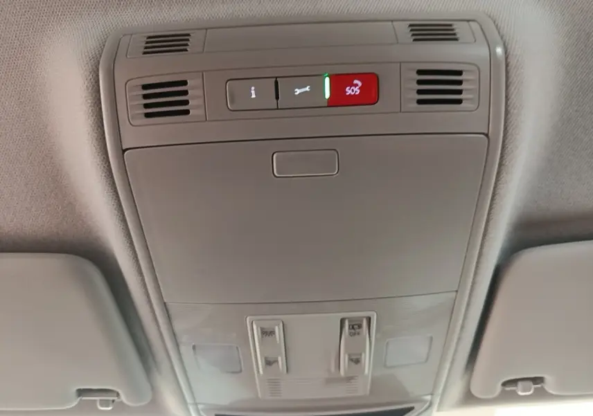 Plafonnier intérieur avec boutons SOS et éclairage, vue centrée vers le toit d'une Skoda Scala 2024 bleu.