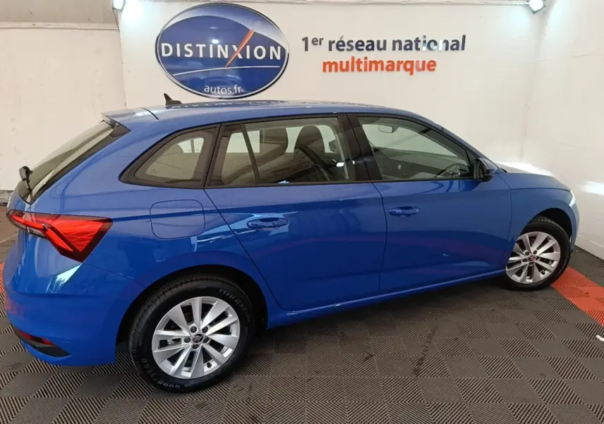 Vue de profil côté droit d'une Skoda Scala 2024 bleu vif, avec jantes alliage et feux arrière LED distinctifs.