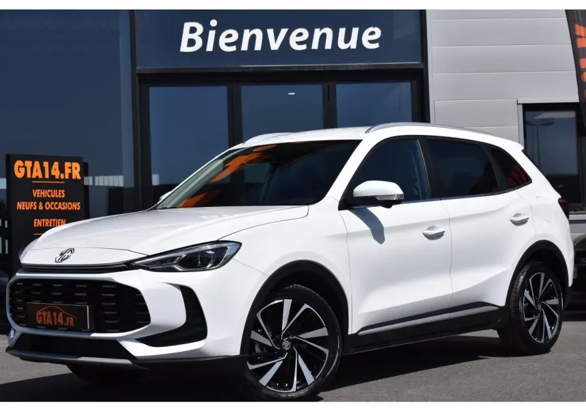 SUV MG ZS blanc vue 3/4 avant droit, avec jantes alliage 18 pouces et calandre noire distinctive.