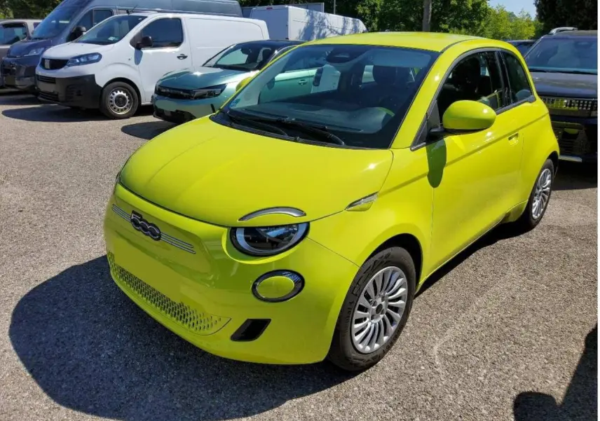 Fiat 500 électrique jaune Acid vue 3/4 avant droit, avec phares ronds et jantes argentées en stationnement.